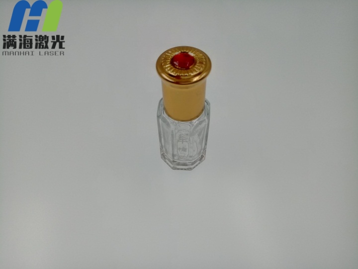 牛樟（zhāng）芝玻璃瓶激光雕刻 