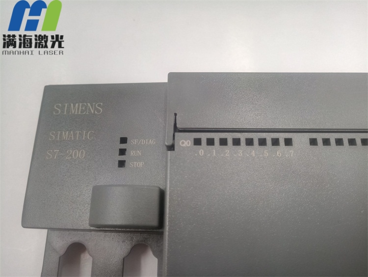  氧化鋁電器產品盒激光雕刻 王榮國 市場上許多的工業電子（zǐ）產品外（wài）殼采用了鋁製材質,相對來說輕巧不笨重。而鋁質（zhì）外殼大部分都經（jīng）陽極（jí）氧化（huà）過,而（ér）上麵字符都采用激光鐳射工藝(不褪色丶易操作丶成本低等優勢)且顏色呈現顯眼的（de）白色效果,使得整個產（chǎn）品看上去高端大氣上檔次。 圖（tú）中該款氧化鋁質外（wài）殼就采用了激光鐳（léi）射工藝,字符清晰美觀,在（zài）參數調（diào）試時適當改變Q頻和功率即可。