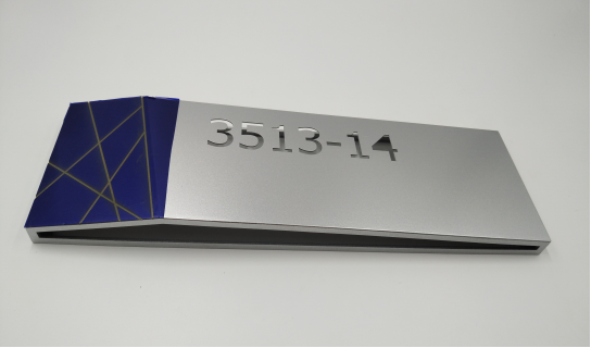 氧化鋁（lǚ）門（mén）牌鐳射（shè）線條後噴色工藝